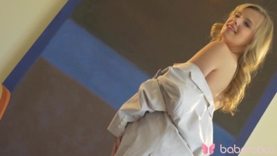 Blonde Bombshell's Wet Pussy Play: Intense Fingering and Rubbing Session