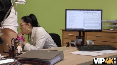 Rockstar In Ascesa Scopa l'Agente per Soldi: Una Notte Infuocata