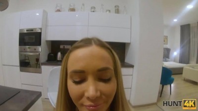 Savoureux Stepmoment : Séduction Sulfureuse d'une Blonde Mince en Appartement!