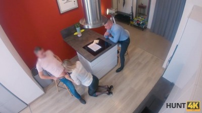 Jeune Infirmière stricte en Lingerie sexy montre qu'elle sait Sucer