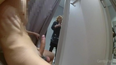 La Signora non Riesce a Smettere Di Guardarmi.