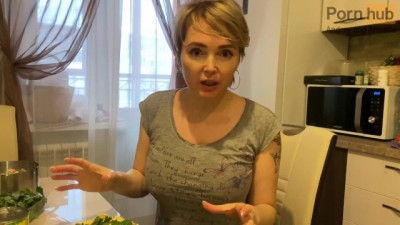 Хозяйкам на заметку. Мачеха готовит праздничный салат | Andrey and Annette