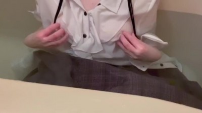 着衣水濡れフェチが乳首だけでいけるようになりたくてひたすら弄ってる動画
