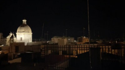 Großer Arsch wird Doggy auf einer öffentlichen italienischen Terrasse bei Nacht durchgefickt