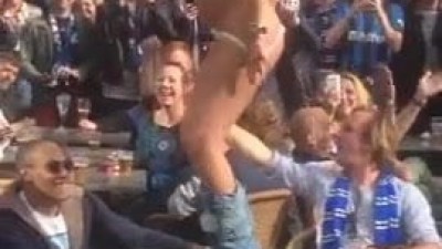 A slutty girls shows are body in public