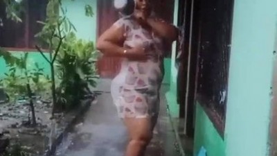 Cuando mi tia Magali esta muy contenta para cogerla