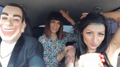 Scandalosa Collaborazione: Lady e Ragazzo Brillante in Azione!